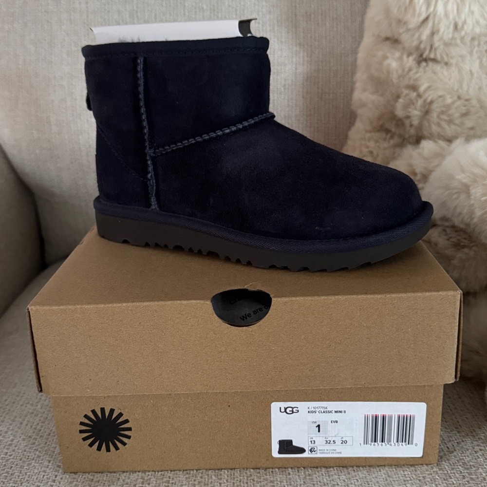 UGG Kids Indigio Mini Classic II Boots Girls size 1